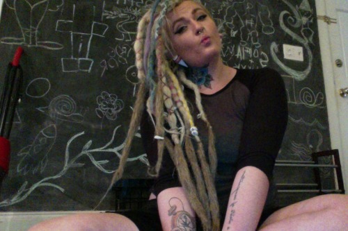 knottygirlsaintthatsomeshit:  extending my dreads :3 
