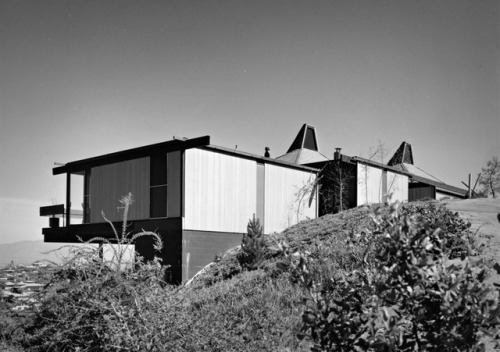 ofhouses:  610. Richard Lee Dorman /// Art Seidenbaum House /// Los Angeles, California, USA /// 1966OfHouses presents Record Houses, part IV.(Photos: © Julius Shulman. Source: The Getty Research Institute, Julius Shulman Archive; “Architectural Record