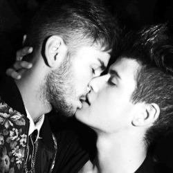 fuckyeahdudeskissing:  Fuck Yeah Dudes Kissing.