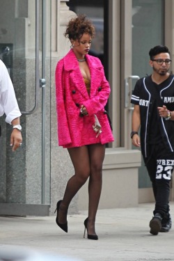 arielcalypso:  Rihanna at “Nobu” restaurant in New York. (11th September) 