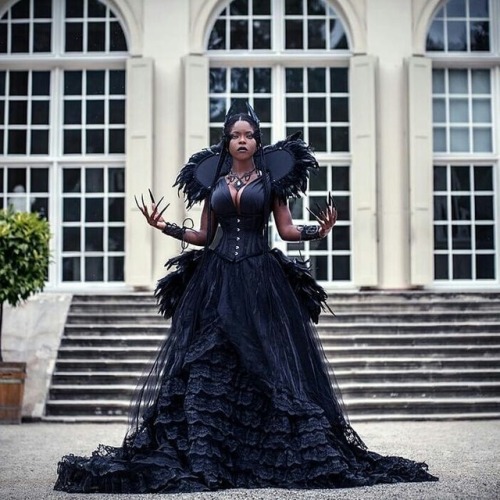 gothicandamazing:Model/MUA: Theresa TheresaPhoto: Katarzyna Mikołajczak PhotographyFeather collar &a