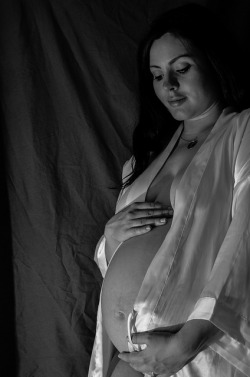 prettypreggiethings:  The time is almost here by Jason Fairbairn on Flickr.http://prettypreggiethings.tumblr.com/ #pregnant #beautiful pregnant #pregnant nude