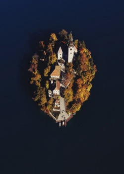 mstrkrftz:   Beautiful island on lake Bled