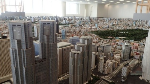 captcreate:  carudamon119:森ビルの都市模型で鳥の視点になる - デイリーポータルZ  !!!!