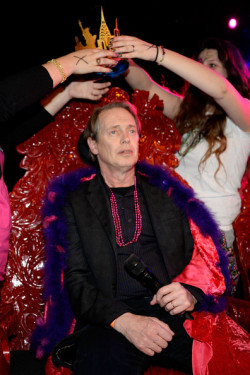 neilnevins:  stevebuscemi4prez:  Steve Buscemi being crowned king of the universe   He earned it 