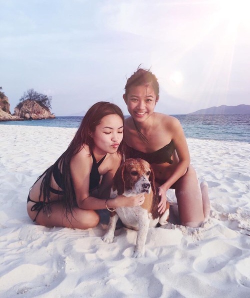 shaunferreri:  Beautiful sggirl Sheryl and friends. Oh man oh man  Anyone know this girl can share c