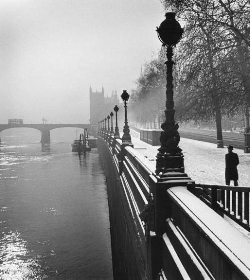 gnossienne:
“Wolfgang Suschitzky, Embankment, London (1947)”