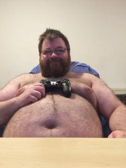 chubbyaddiction:  mikeward1701:  Tummy Tuesday; Playstation Edition  Damn, I wanna play with him… 