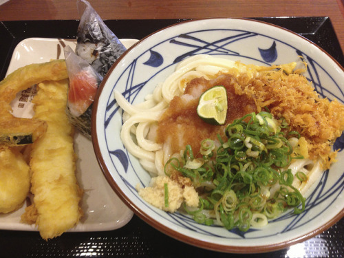 japanesefoodlover: Udon,Tenpura,Onigiri　おろし醤油うどんと天ぷら、おにぎり by Takashi H on Flickr.