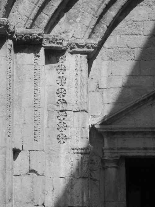 Détail de l'arc gothique sur la porte, église, Orange, Vaucluse, 2016.