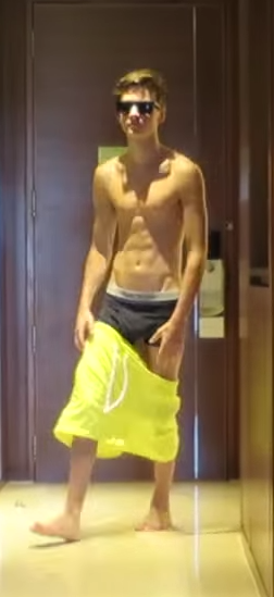 joe-sugg-lover:  Caspar Lee’s bulge & Joe Sugg in boxers  For more check out my blog 