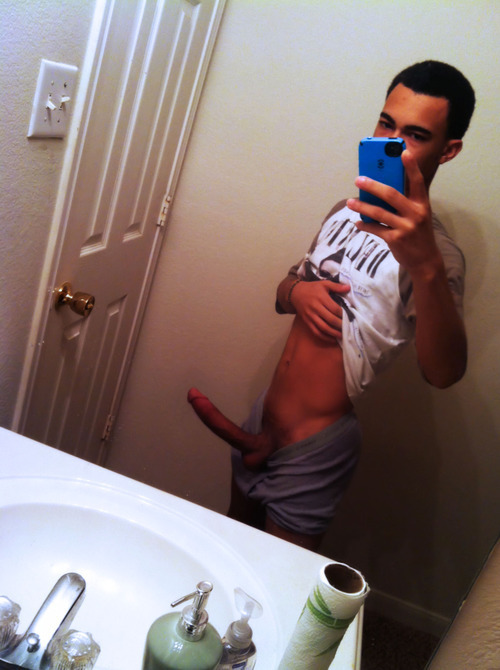 guysloveiphones:  guysloveiphones.tumblr.com  