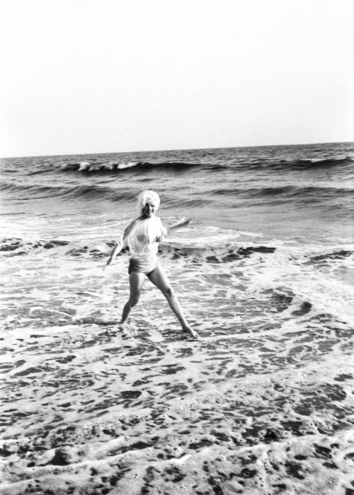 ourmarilynmonroe:  “Marilyn told me she loved the beach, when I suggested we take a series of photographs at the Santa Monica beach, she was thrilled.” - George Barris