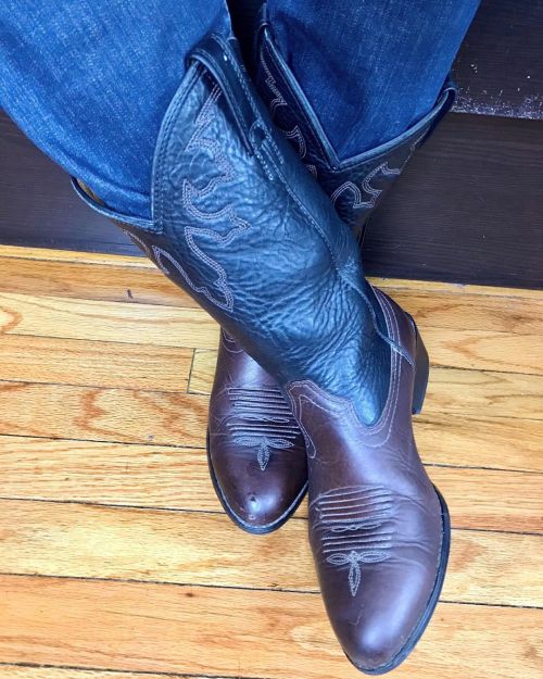 How about some pointed toes? These Ariats are pointy, black and brown and very lickable!  #cowboyboo