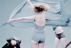 tayswifttrade:  I’m dancing on my own, I make the moves up as I go 