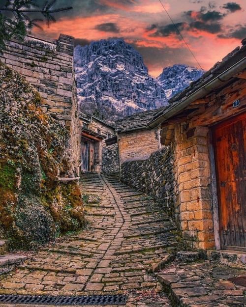 Location: Mikró Pápingo village, Zagorohoria, Epirus, GreecePhoto: George Patmios