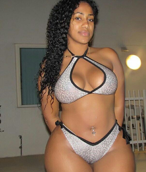thicksexyasswomen:  Staying Home