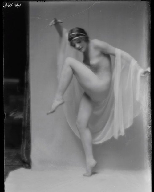 Photographer Arnold Genthe :: Dancer Hilda Beyer, June 27th, 1913. Glass negative. | src Library of 
