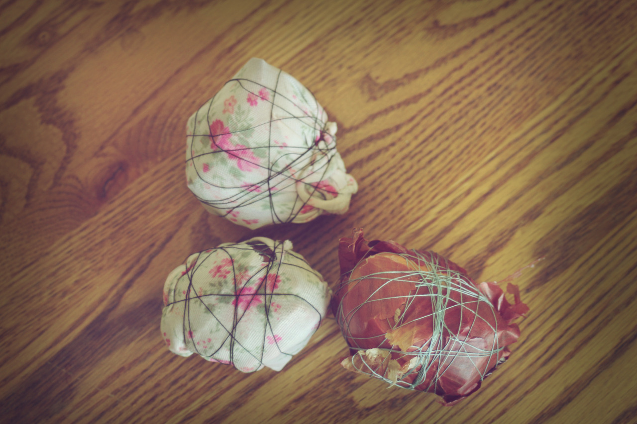 melancholicmanifestation:  reneelouiseanderson:  Onion skin Easter eggs.  How cool