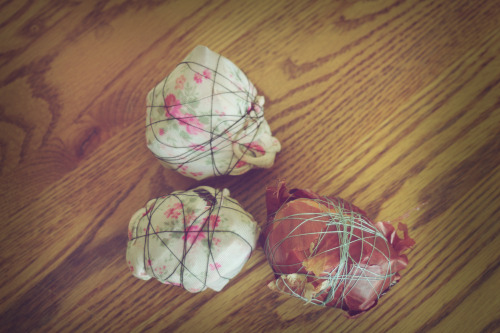 melancholicmanifestation:  reneelouiseanderson:  Onion skin Easter eggs.  How cool is this O__O