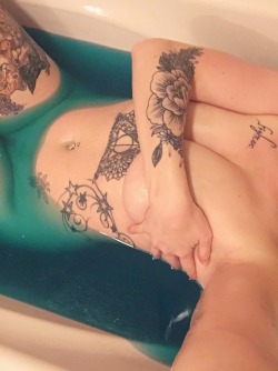 lost-lil-kitty:Bath time nudes.