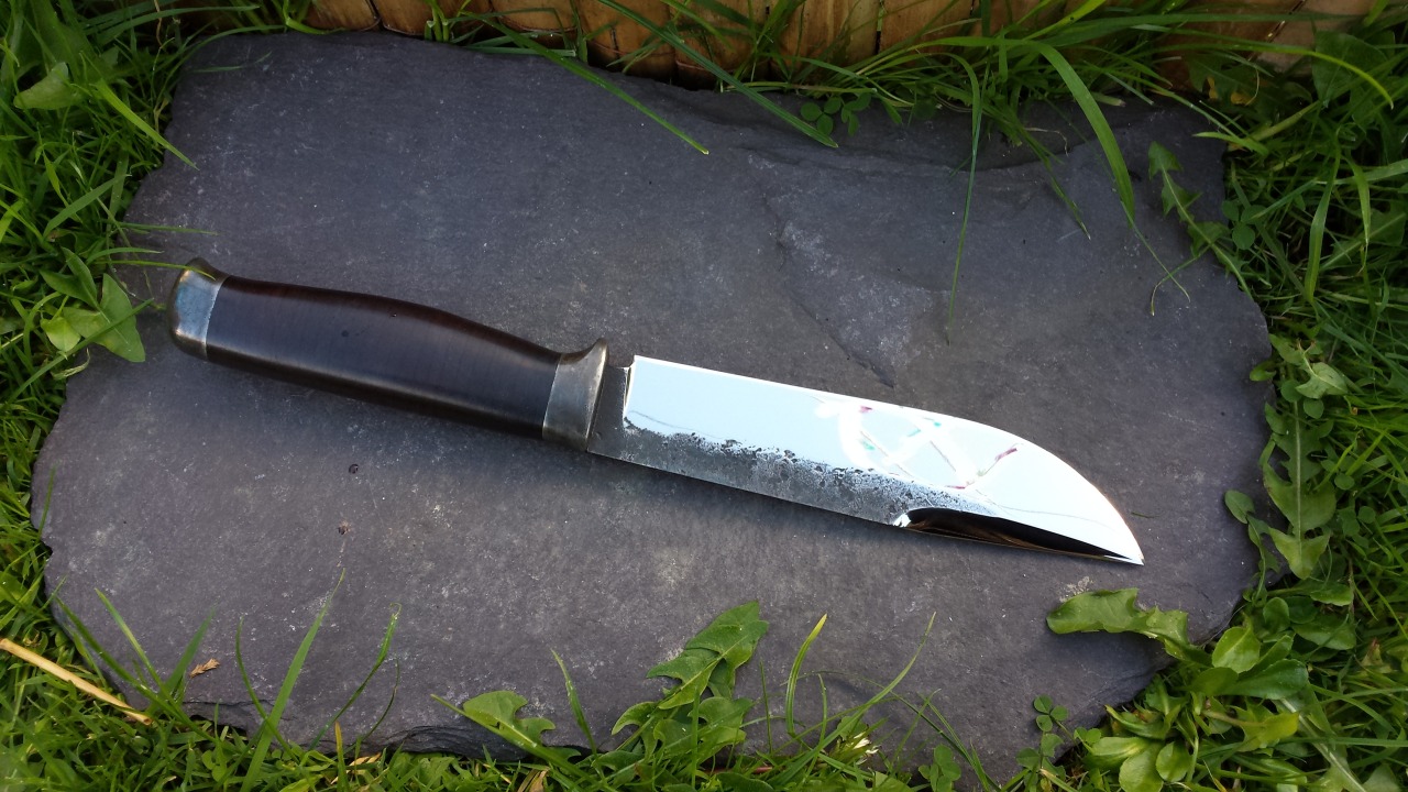 ru-titley-knives:  bonesknives:  a little sheath knife style going on here  the