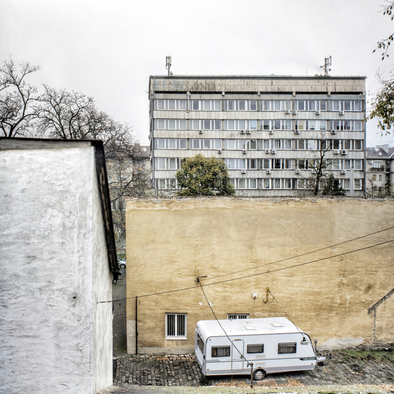 budapestism:  udvar lakókocsival 