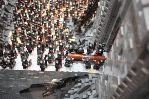 brain-food:  The Battle of Helm’s Deep already has its own official LEGO version, but the licensed set has nothing on this mind blowing set built by Lord of the Rings fans Rich-K and Big J. As where the official LEGO version features 1,368 pieces,