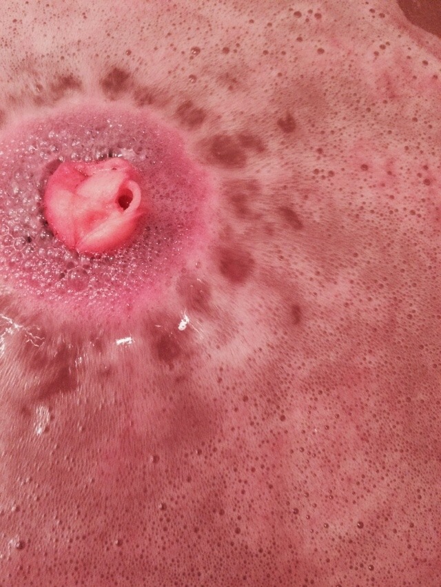 lushie-gush:  Next on the list of bath bombs that took me forever to try - Sex Bomb.