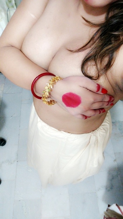 mumbaiswingers: masterandkitty69: Another Saree one  Reblog and like for another Saree video  Post s