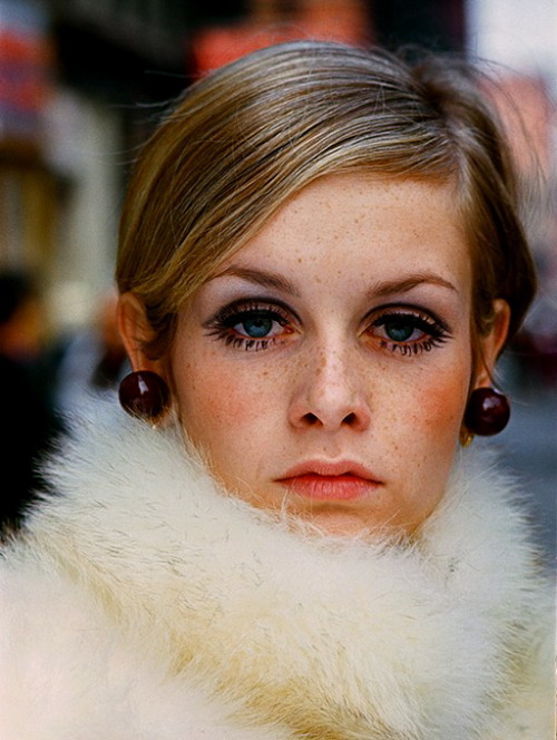 lynxolita: Twiggy photographed by Melvin Sokolsky