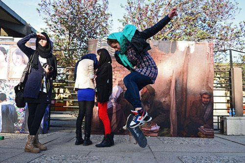 afghanistaninphotos:  Girls skating - Afghanistan (x)   Way to go ladies