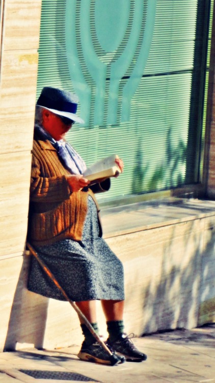 naturarezamuerta: Reading sunbathing autumn