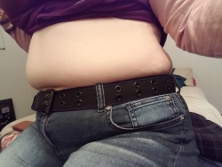 chubbylilbbygirl:  Pre-dinner belly tonight! Going out to eat for the 3rd night in a row. Kinda stuffed in these jeans. 💕