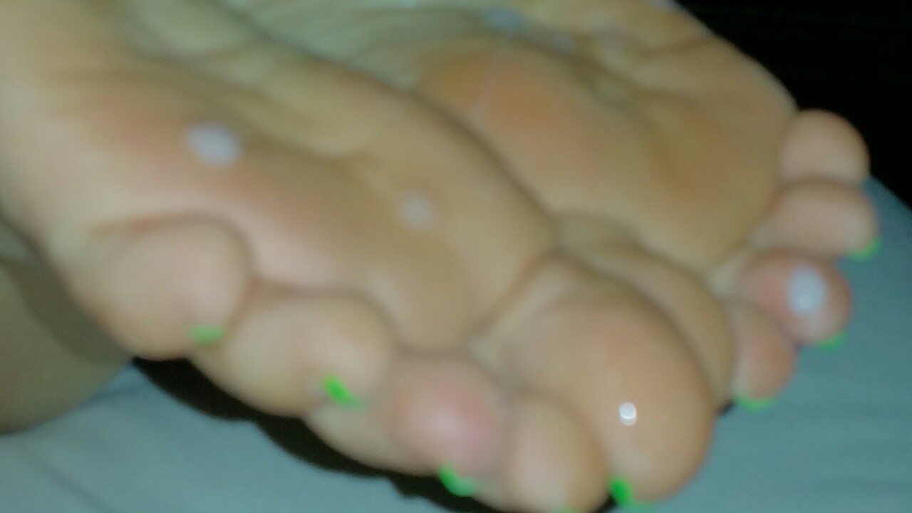 homemadefootjobs:  I came on her soles after she got a nice pedicure she started