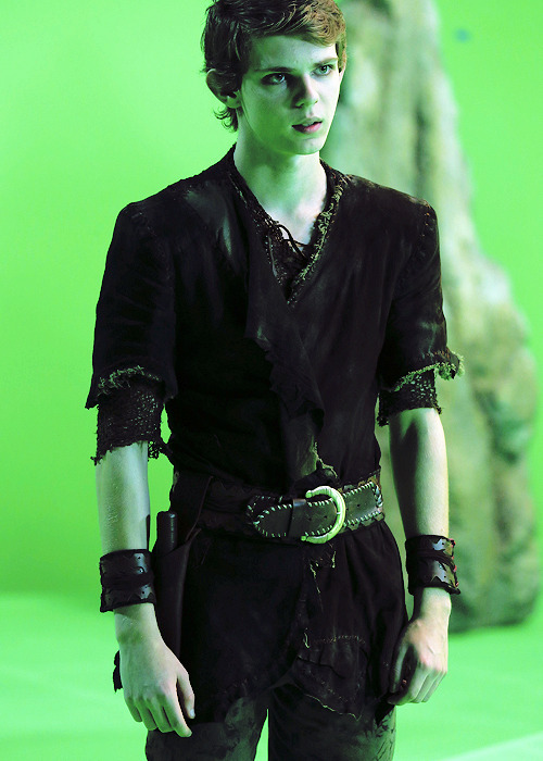 ouatfashion:  Robbie working against green screen for 3x08 “Think Lovely Thoughts”.