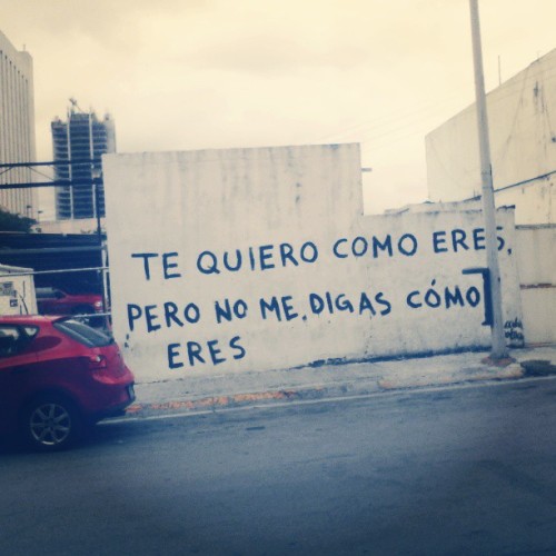 Mientras tanto sonríe.