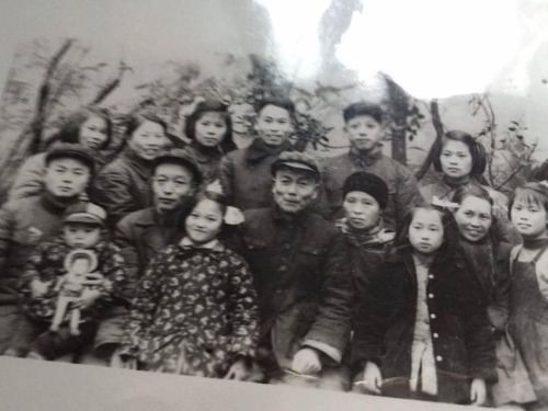 The lovely Samantha @samantha3399 sent me a photograph of her big family in China around 1950s. I ab