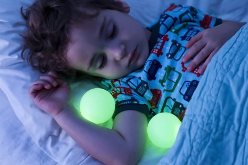 wickedclothes:Portable Nightlight SpheresDo away with your old nightlights. These portable nightlight spheres can be brought into bed, or carried through your dark house on the way to find a midnight snack. Sold on Amazon.