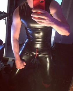 punkerskinhead:sexy rubberized body