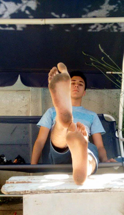 Fuck he has a gorgeous face and those soles, tops and toes are absolutely perfect!
