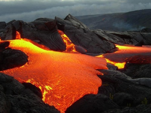 &ldquo;Erupting tumulus creating a spectacula breakout flow (April 2007).&rdquo; Kīlauea, Ha