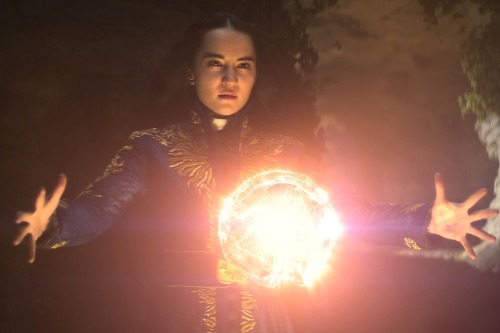 Alina summoning a ball of light in season one shadow and bone 