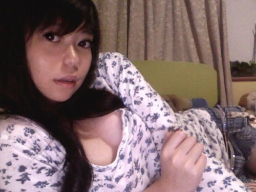 ilovecheryl:  Leaked photos of Singaporean Model: Daphne. Very creamy.