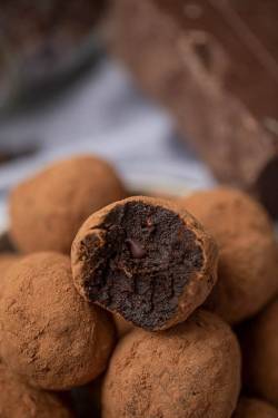 foodffs:  Chocolate Cheesecake Bites is an easy no-bake treat made from cream cheese, chocolate pudding and mini chocolate chips rolled in cocoa powder.  https://dinnerthendessert.com/chocolate-cheesecake-bites/Follow for recipesIs this how you roll?