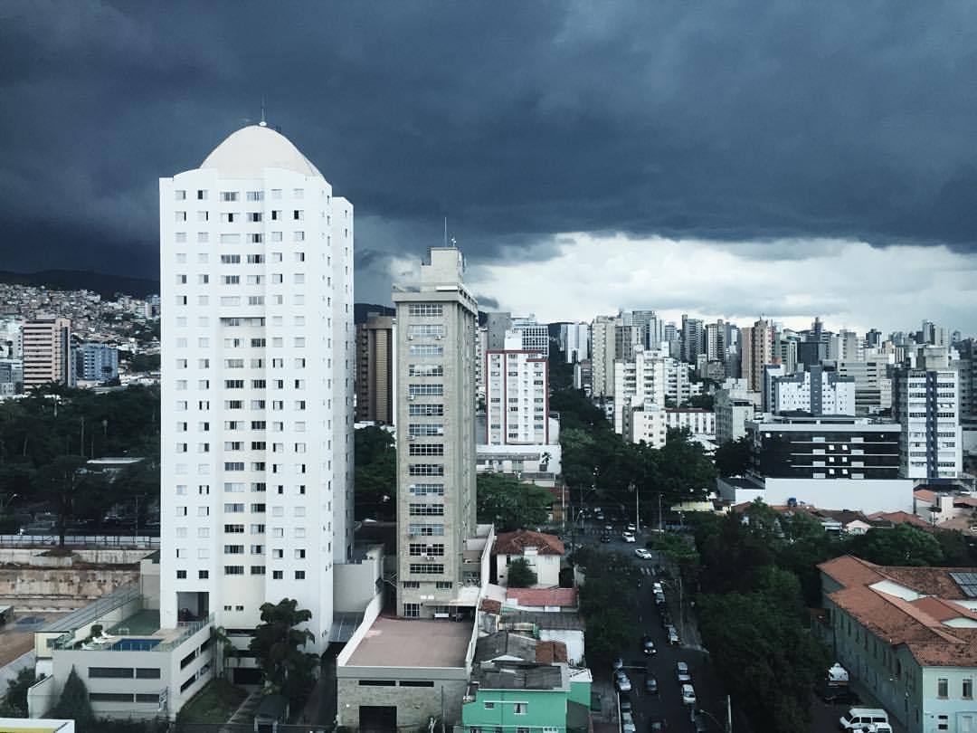 Dark thunder clouds from the #thoughtworks Belo Horizonte office. (at Belo Horizonte, Brazil)