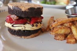 everybody-loves-to-eat:  Dessert Burger @