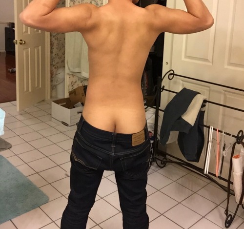 asian-buns:  I forgot to bring underwear to the gym so… commando!!!
