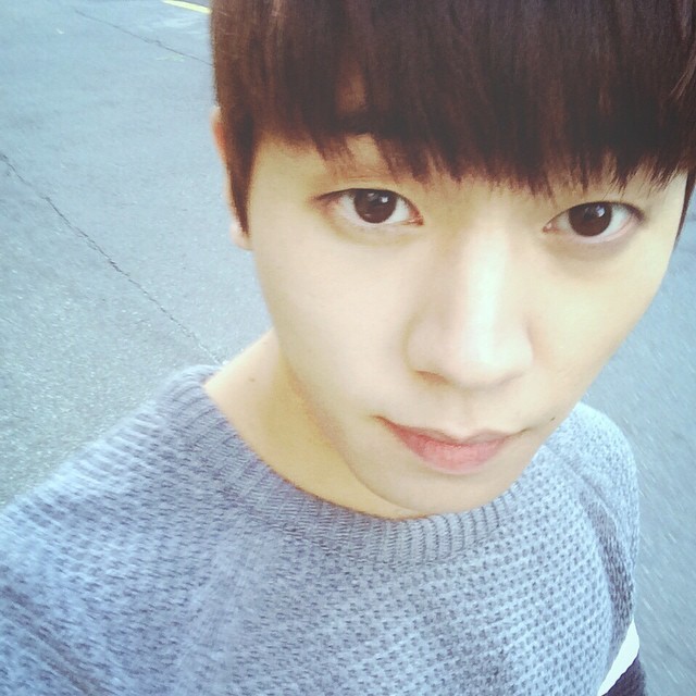 fyteensontop:   노려보기  Stare trans. cr; fyteensontop 