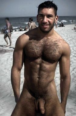 endo69:  Nude beach  I’m in lust…